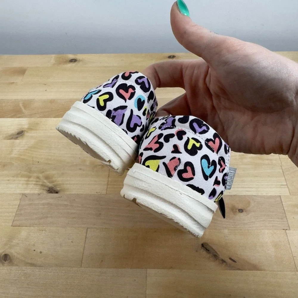 Hey Dude Wendy Youth Cat White Leopard Heart Print Loafers Size Y1 L2 NEW